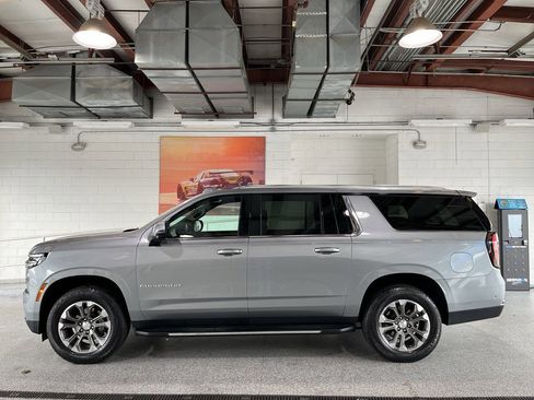 Used 2025 Chevrolet Suburban LT w/ Comfort Package image 5