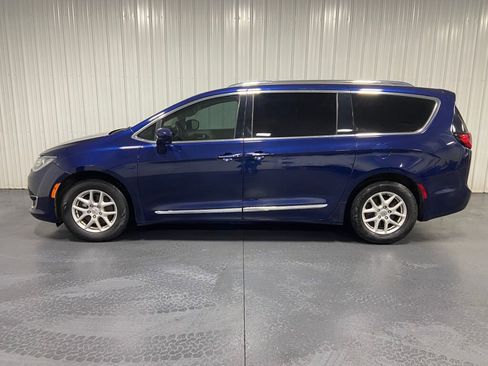Used 2020 Chrysler Pacifica Touring-L image 4