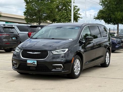 Used 2023 Chrysler Pacifica Touring-L FWD image 7
