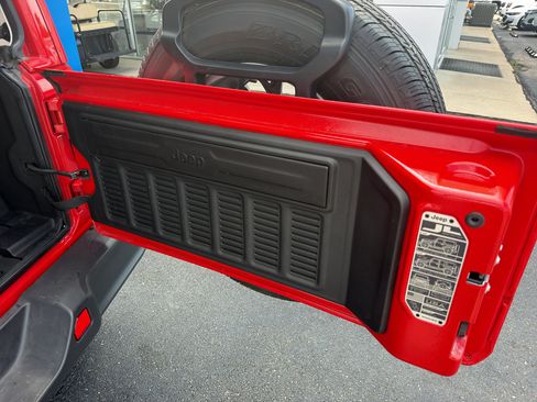 Used 2026 Jeep Wrangler Unlimited Sahara AWD/4WD image 13