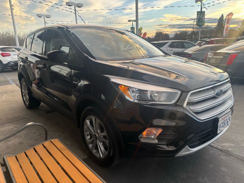Used 2019 Ford Escape SE image 3