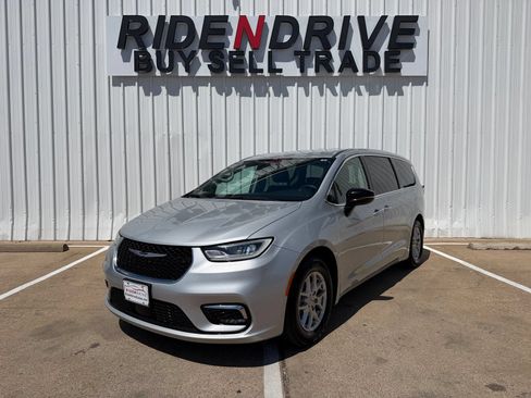 Used 2024 Chrysler Pacifica Touring-L FWD image 1