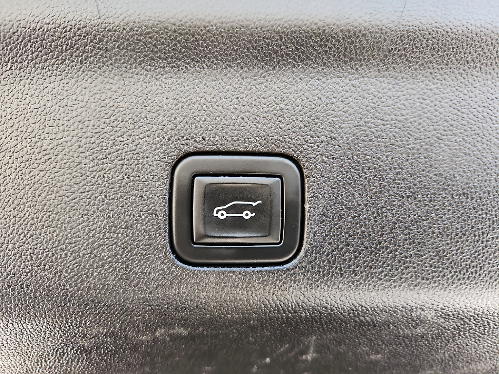 Used 2023 Chevrolet Tahoe LT w/ Luxury Package AWD/4WD image 34
