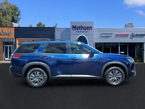 Used 2024 Nissan Pathfinder SV AWD/4WD image 2