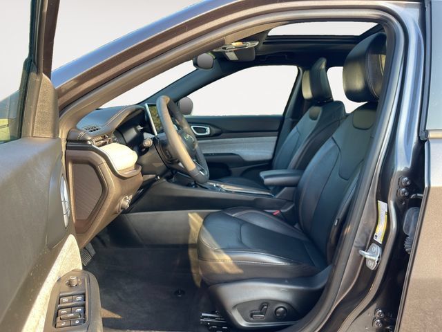 Used 2023 Jeep Compass Latitude w/ Sun and Sound Group AWD/4WD image 9