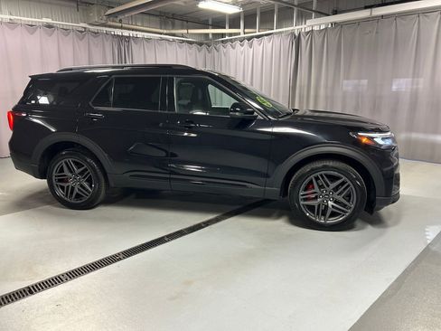 Used 2025 Ford Explorer ST-Line w/ ST-Line Street Pack image 8