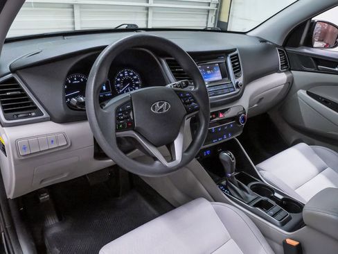 Used 2017 Hyundai Tucson SE image 2