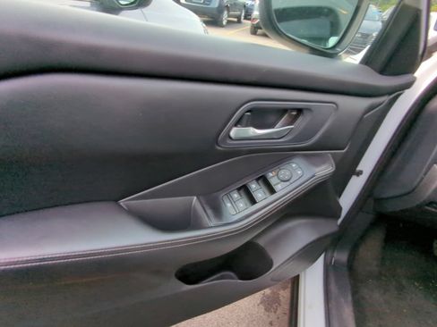 Used 2024 Nissan Rogue SV FWD image 8