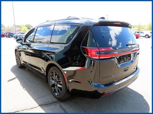 Certified 2025 Chrysler Pacifica Limited FWD image 5