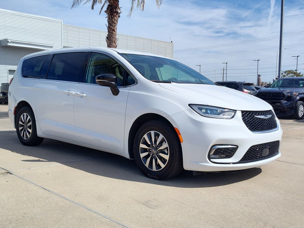Used 2024 Chrysler Pacifica Limited FWD image 14