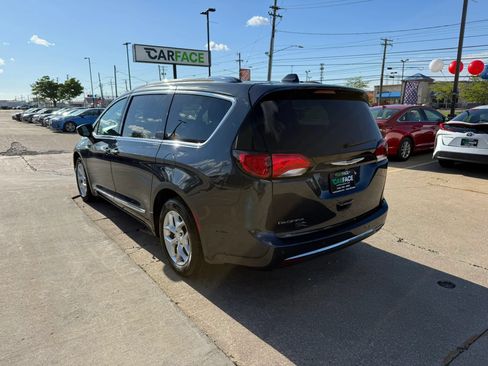 Used 2020 Chrysler Pacifica Touring-L FWD image 9
