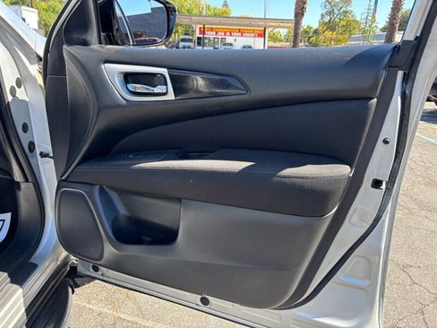 Used 2017 Nissan Pathfinder S image 13