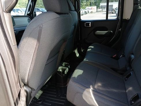 Used 2025 Jeep Gladiator Sport image 32