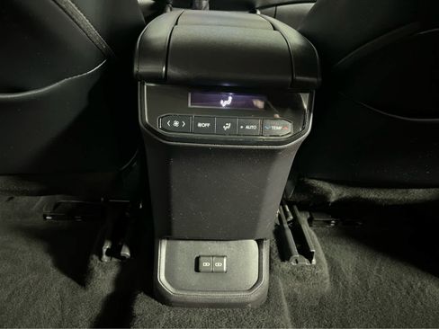Used 2022 Toyota Highlander XLE AWD/4WD image 11