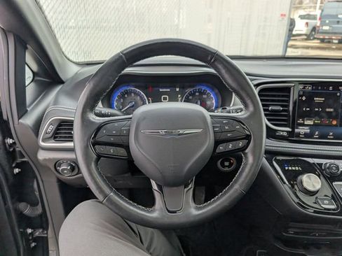 Used 2021 Chrysler Pacifica Touring-L w/ Uconnect Theater Family Group image 12