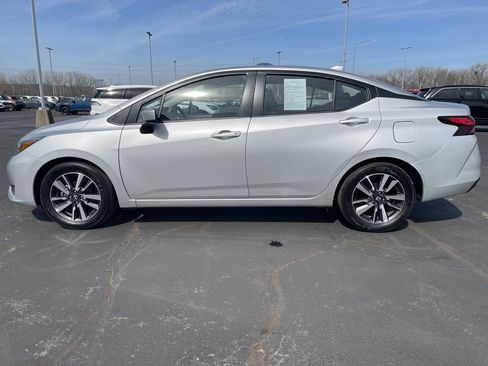 Used 2025 Nissan Versa SV image 2