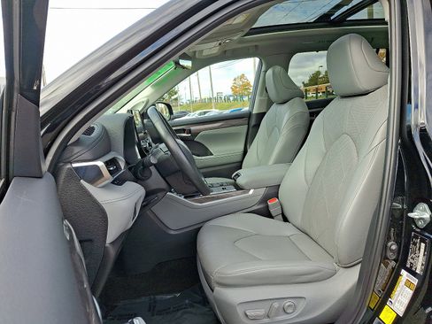Used 2023 Toyota Highlander Platinum image 14