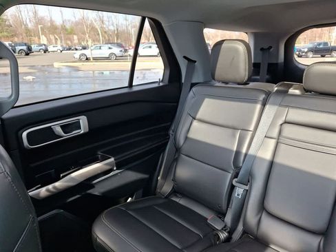 Used 2022 Ford Explorer XLT w/ Equipment Group 202A image 12