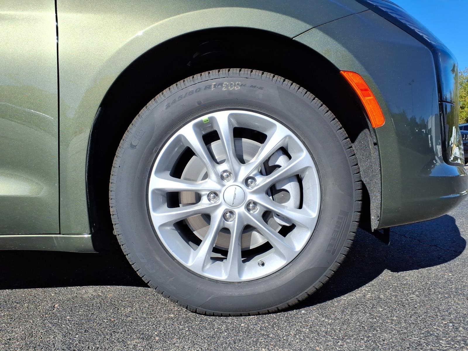 New 2027 Chrysler Pacifica Select AWD/4WD image 9