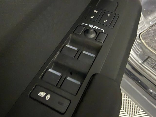 Used 2025 Land Rover Defender 130 X-Dynamic SE AWD/4WD image 22