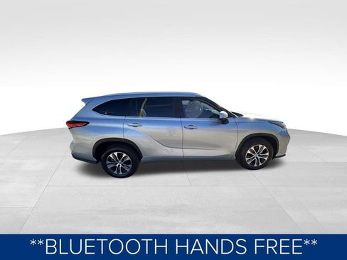Used 2023 Toyota Highlander XLE image 3