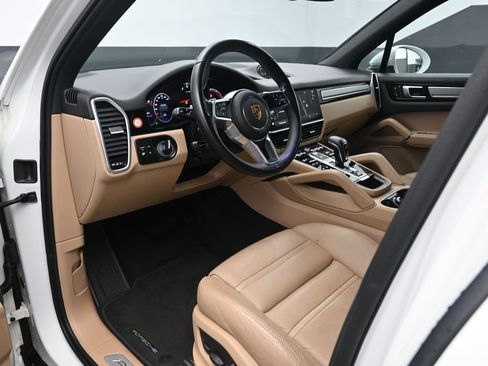 Certified 2023 Porsche Cayenne Platinum Edition image 4