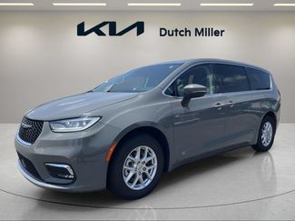 Used 2023 Chrysler Pacifica Touring-L FWD video 1