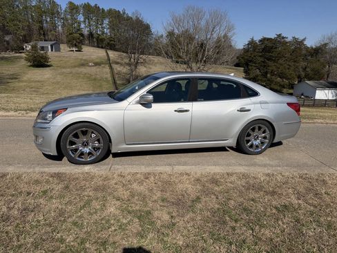Used 2012 Hyundai Equus Signature RWD image 2
