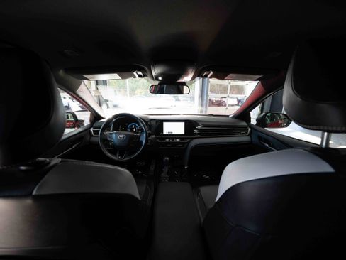 Used 2025 Toyota Camry SE image 19