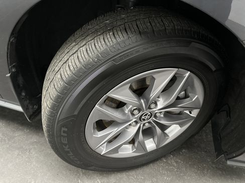 Used 2025 Toyota Sienna LE image 11