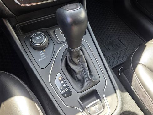 Certified 2022 Jeep Cherokee Latitude w/ Sun & Sound Group image 19