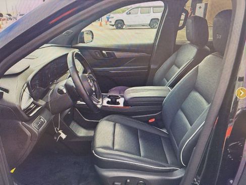 Used 2025 Buick Enclave Sport Touring image 4