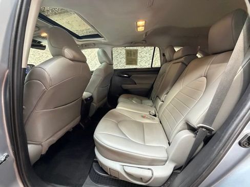Used 2021 Toyota Highlander XLE FWD image 13