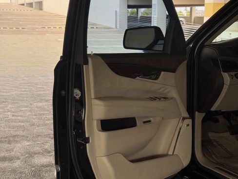 Used 2015 Cadillac Escalade Luxury image 27