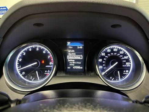 Used 2019 Toyota Camry SE FWD image 24