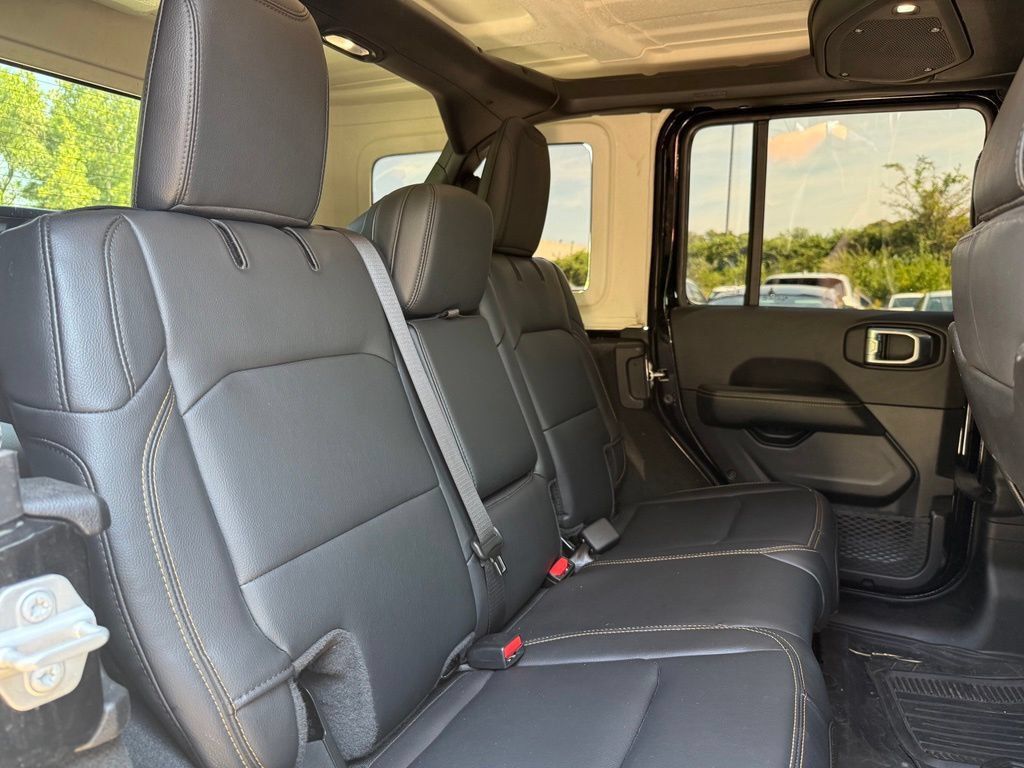 Used 2024 Jeep Wrangler Unlimited Sahara w/ Technology Group AWD/4WD image 18