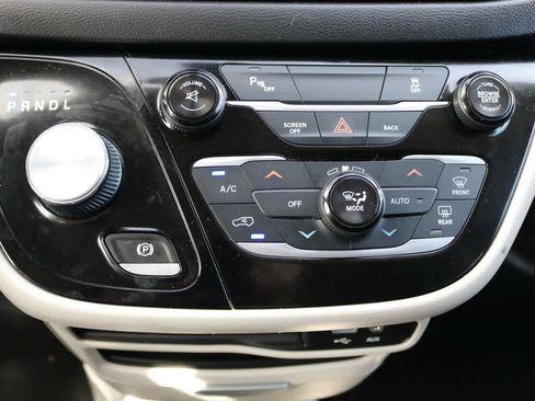 Used 2017 Chrysler Pacifica Touring-L image 14