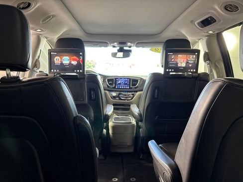 Used 2019 Chrysler Pacifica Limited w/ Tire & Wheel Group FWD image 9