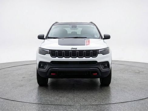 Used 2025 Jeep Compass Trailhawk image 2