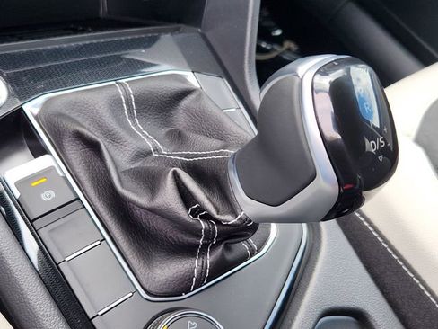 New 2025 Volkswagen Taos SE image 19