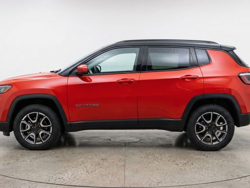 Used 2025 Jeep Compass Trailhawk image 5