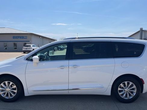 Used 2018 Chrysler Pacifica Touring-L Plus FWD image 8