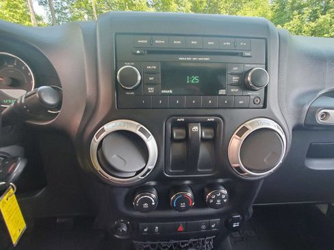 Used 2014 Jeep Wrangler Sahara w/ Connectivity Group image 15