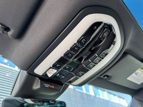 Certified 2026 Porsche Macan AWD/4WD image 32