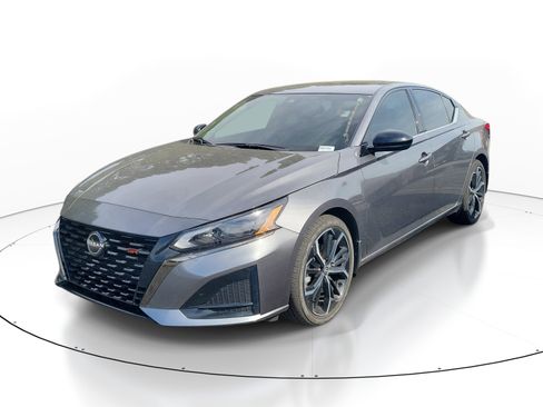 Used 2024 Nissan Altima 2.5 SR w/ SR Premium Package image 3