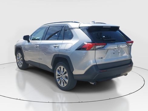 Used 2022 Toyota RAV4 XLE Premium image 5