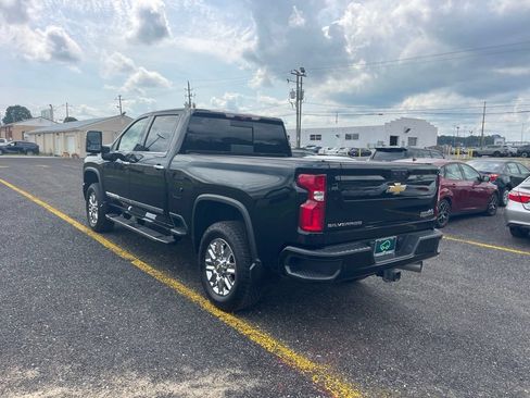 Used 2024 Chevrolet Silverado 2500 High Country w/ Technology Package AWD/4WD image 3