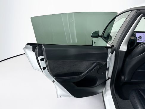 Used 2022 Tesla Model Y Long Range image 24