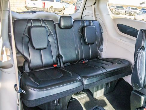 Used 2023 Chrysler Pacifica Touring-L image 19
