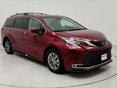 Certified 2023 Toyota Sienna XLE FWD image 1